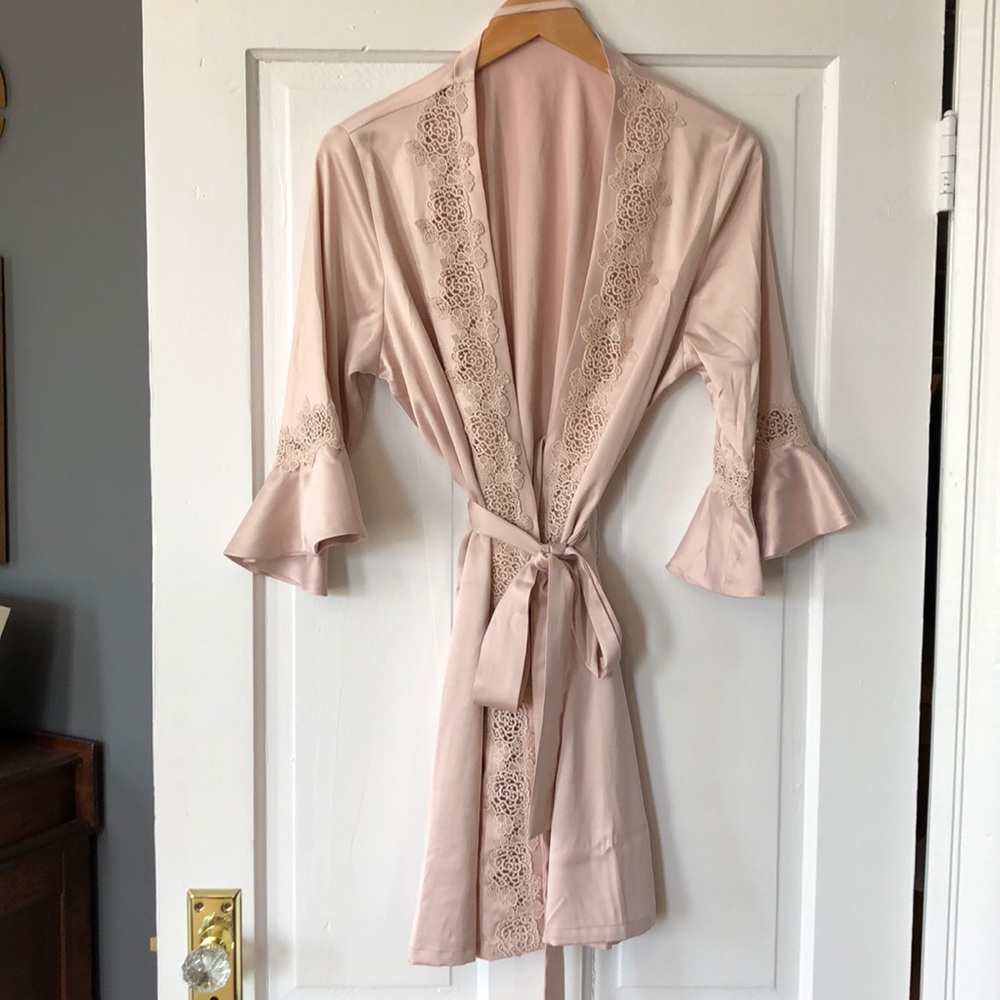 Blush pink bridesmaid’s robe